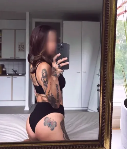 Daniela, 27