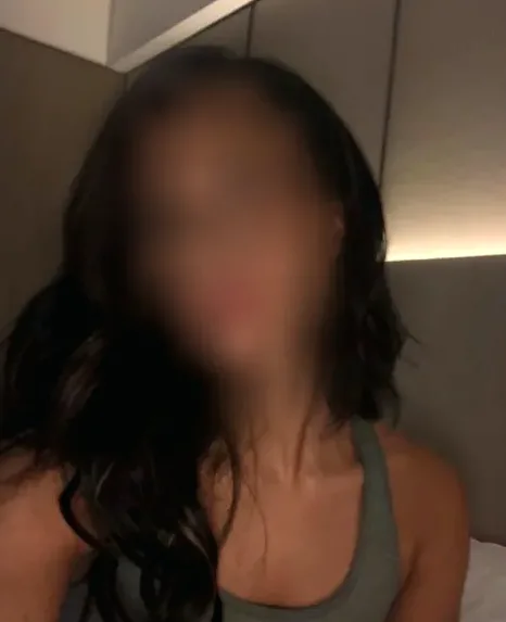 Mia, 33