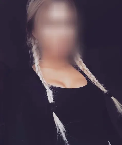 Viktoria, 26